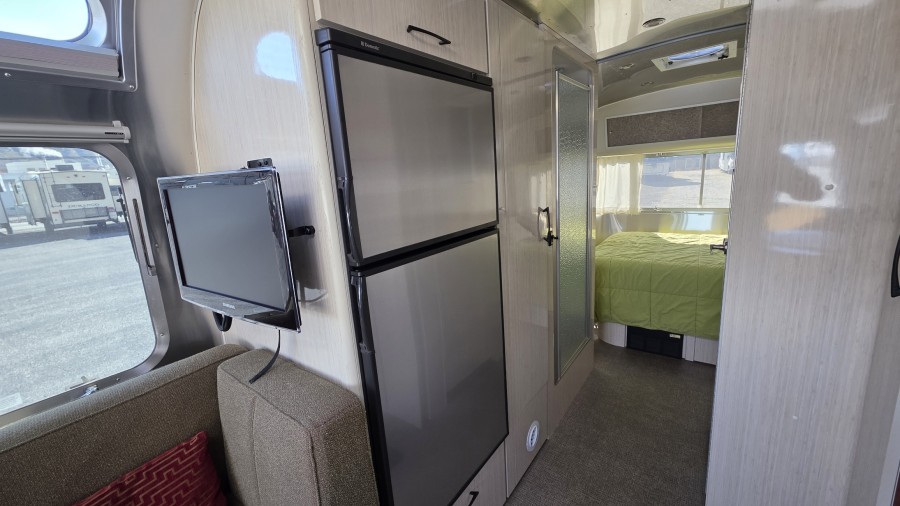 2011 Thor Airstream SERENITY 25FB 9