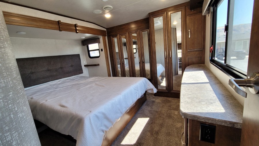 2019 Heartland Bighorn 32RS 10