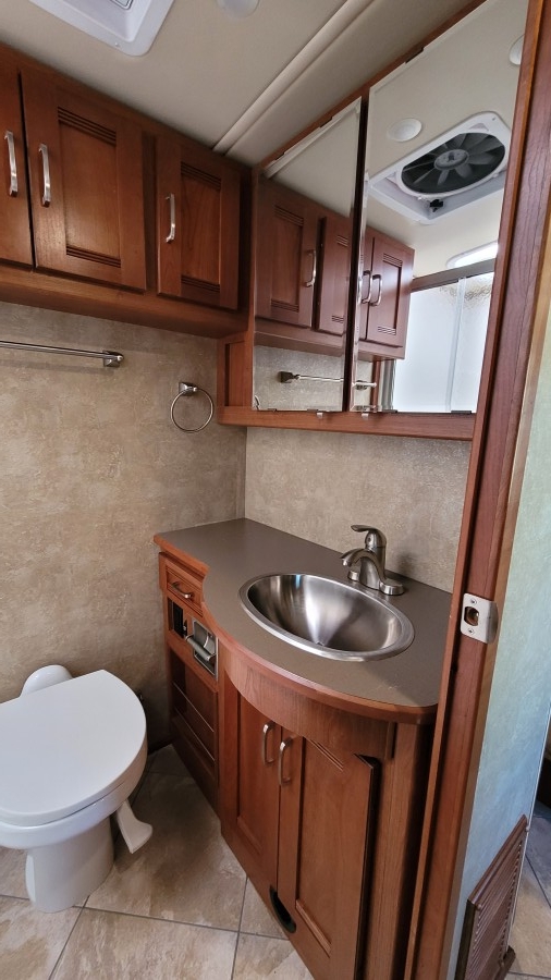 2017 Winnebago FORZA 36G 22
